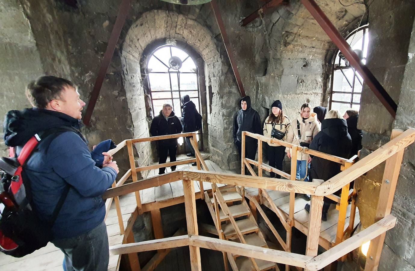 Піднялись на дзвіницю.j